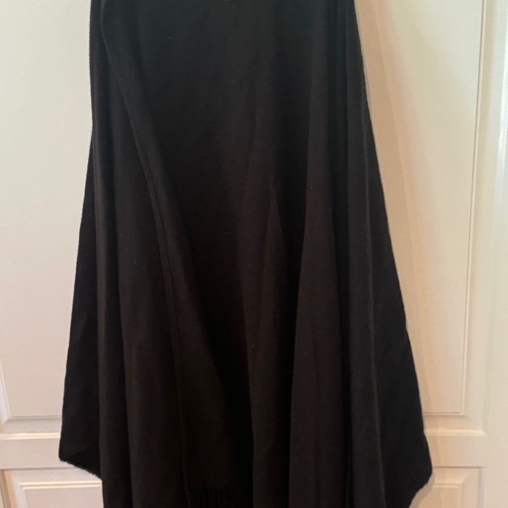 TARGET WOMEN'S BLACK SHAWL